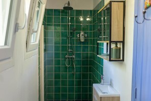 Shower, towels - Studio L'ANNEXE with shared pool (FLAYOSC)
