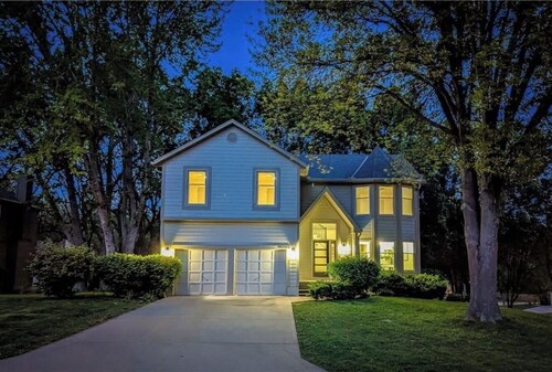 Upscale 5-bedroom with 9 beds & Game Room in Olathe