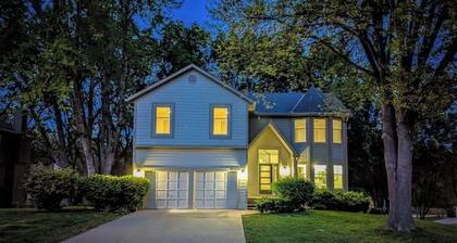 Upscale 5-bedroom with 9 beds & Game Room in Olathe