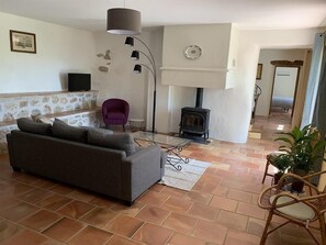 TV, fireplace, books - Mas de la Clue - 2 people (FIGANIERES)