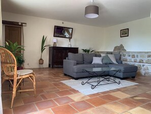 TV, fireplace, books - Mas de la Clue - 2 people (FIGANIERES)