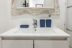 Shower, towels - Studio LE NID with shared pool (FLAYOSC)