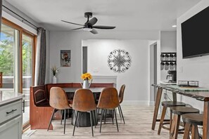 Dining - INGROUND POOL - HOT TUB - THEATER ROOM - SLEEPS 15! (Green Bay)