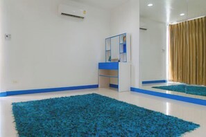 Una habitació amb un carpeta blava, un mirall i un armari amb marc blau.