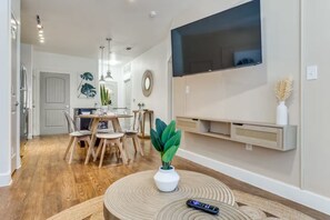 Dining - Luxury 1B w Pool near Legacy West (Frisco)