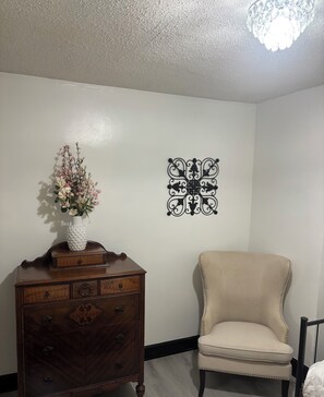 Interior - Charming home can sleep up to 7 people  and offers FREE parking and FREE coffee (Indianapolis)