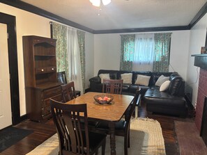 Interior - Charming home can sleep up to 7 people  and offers FREE parking and FREE coffee (Indianapolis)