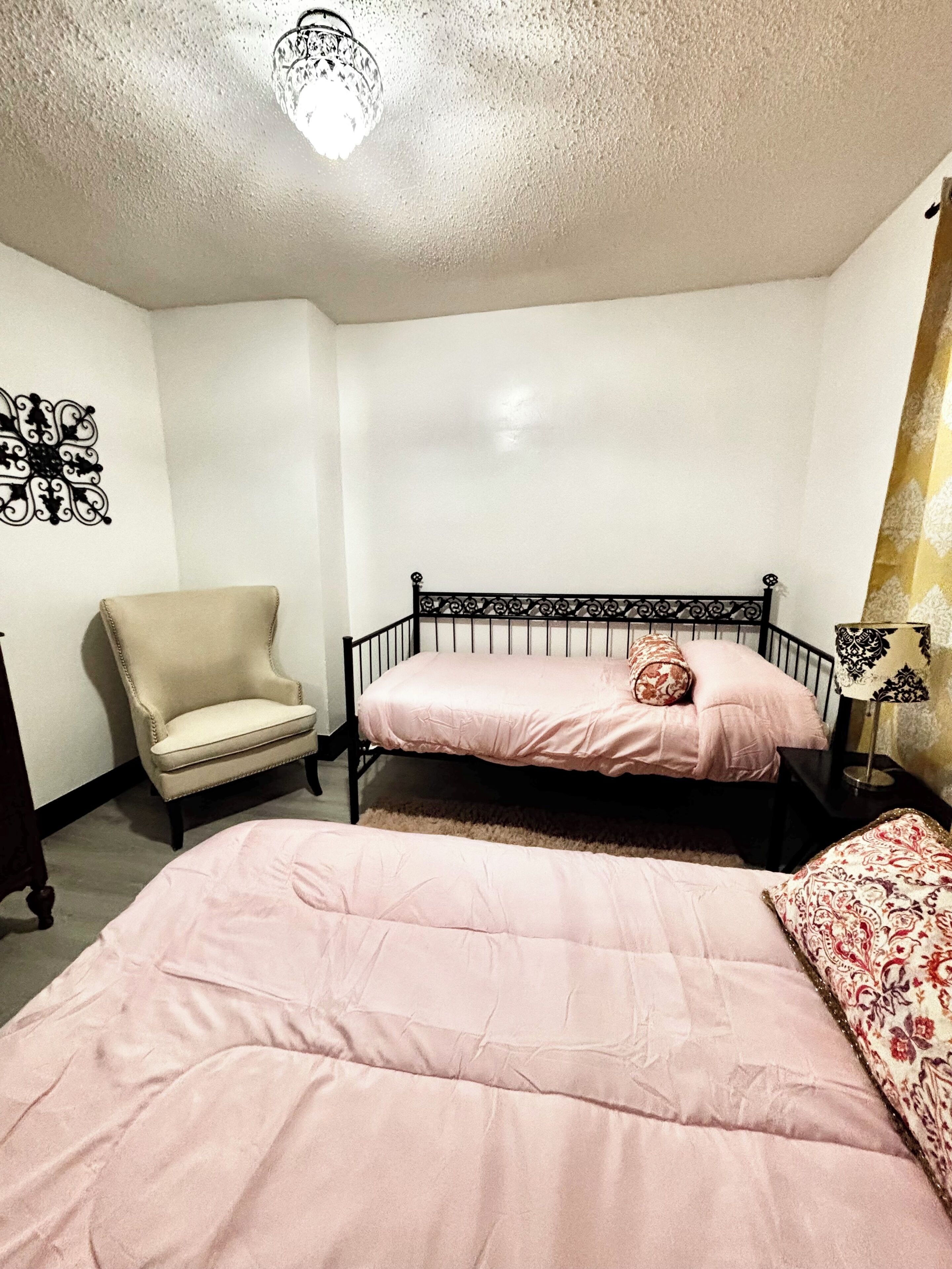 2 bedrooms, desk, iron/ironing board, WiFi
