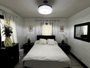 2 bedrooms, desk, WiFi, bed sheets - Charming mini suite with enclosed porch for early morning coffee and relaxation (Indianapolis)