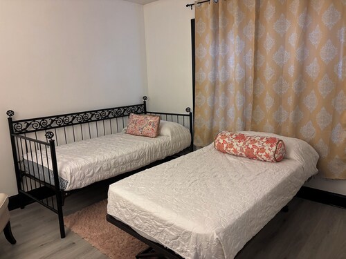 Charming home can sleep up to 5 people  and offers FREE parking and FREE coffee