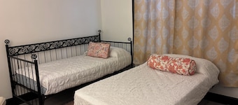 Charming home can sleep up to 5 people and offers FREE parking and FREE coffee
