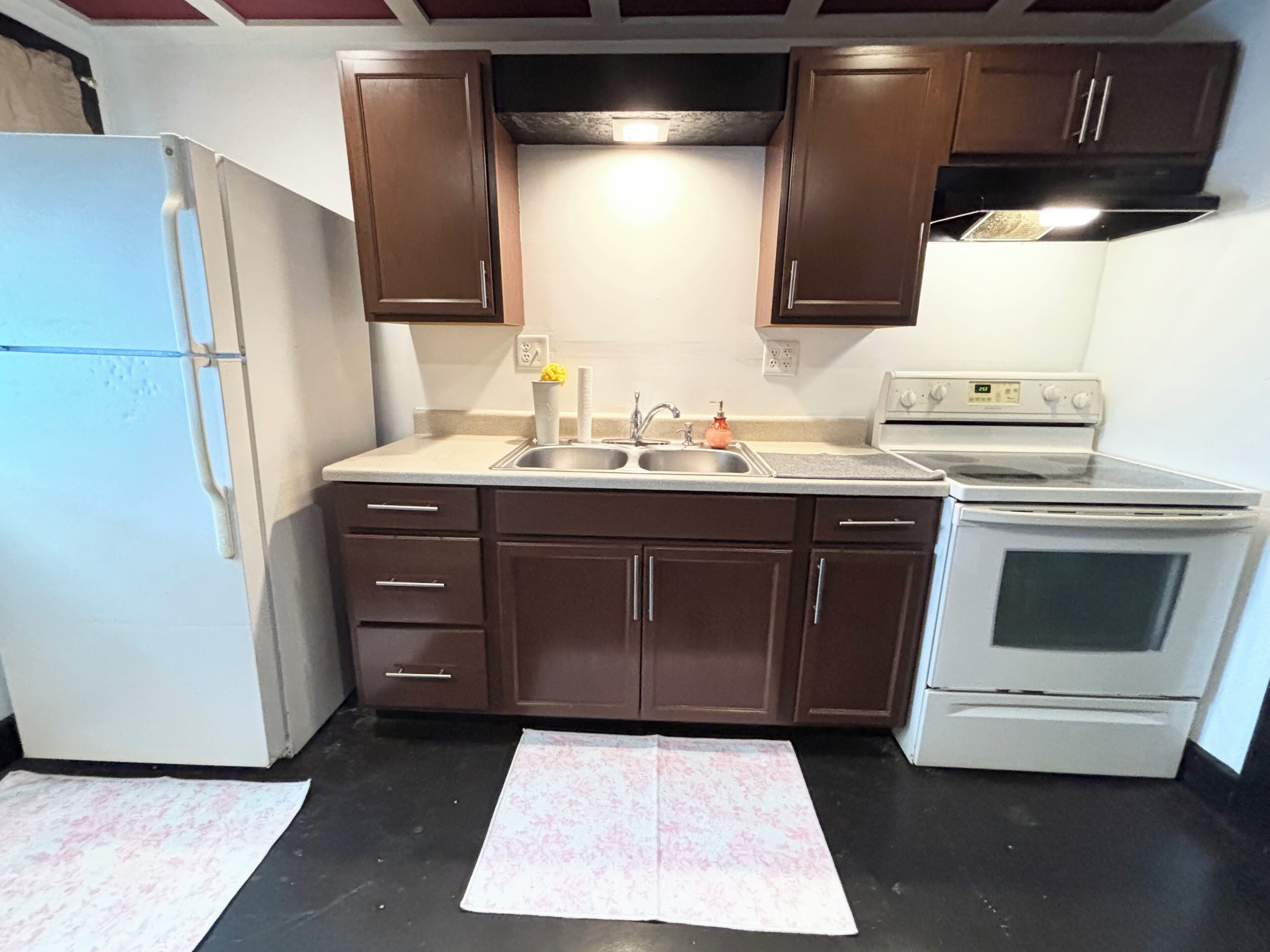 Coffee/tea maker, fridge, microwave, oven