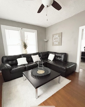 Smart TV - Charming mini suite with enclosed porch for early morning coffee and relaxation (Indianapolis)