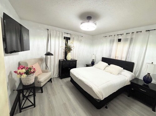 Charming home can sleep up to 7 people  and offers FREE parking and FREE coffee