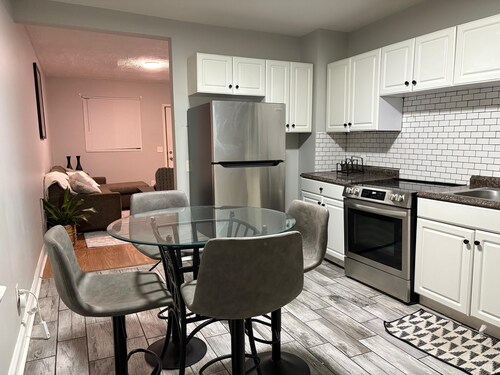 Quaint 2-bedroom apartment in welcoming Hamtramck neighborhood