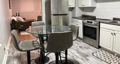 Quaint 2-bedroom apartment in welcoming Hamtramck neighborhood
