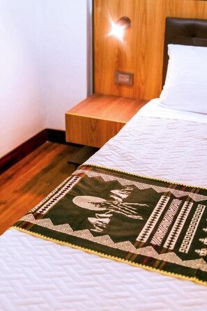 Doppelzimmer, 1 großes Einzelbett, Zimmerreinigung | Schreibtisch, laptopgeeigneter Arbeitsplatz, kostenloses WLAN