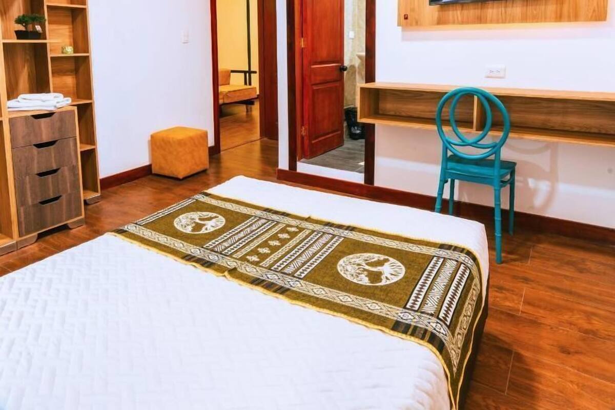 Doppelzimmer, 1 großes Einzelbett, Zimmerreinigung | Schreibtisch, laptopgeeigneter Arbeitsplatz, kostenloses WLAN