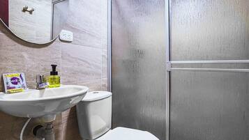 Habitación clásica, 1 cama individual grande, servicio de limpieza | Baño | Regadera, amenidades de baño gratuitas, secadora de cabello, toallas