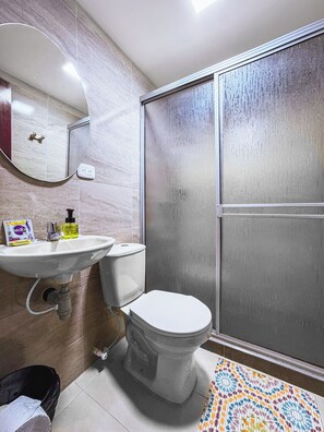 Doppelzimmer, 1 großes Einzelbett, Zimmerreinigung | Badezimmer | Dusche, kostenlose Toilettenartikel, Haartrockner, Handtücher