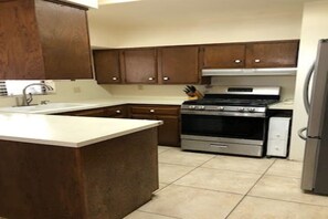 Private kitchen - Tranquil 2-bedroom house with AC in Green Valley (Green Valley)