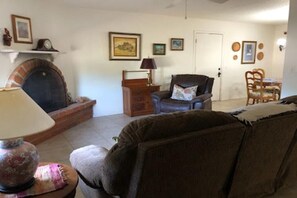 Living area - Tranquil 2-bedroom house with AC in Green Valley (Green Valley)