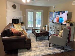 Living area - Spacious 4BR Home Minutes from AT&T Stadium – Official World Cup Venue (Grand Prairie)