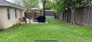 Outdoor dining - Spacious 4BR Home Minutes from AT&T Stadium – Official World Cup Venue (Grand Prairie)