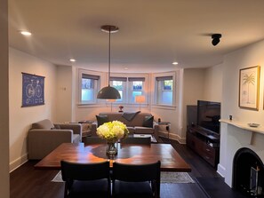 TV, offices - Brownstone Logan 1 Bedroom - 1 mile to White House (Washington)