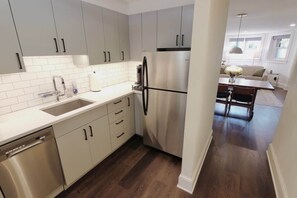 Fridge, microwave, oven, stovetop - Brownstone Logan 1 Bedroom - 1 mile to White House (Washington)