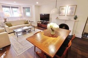 TV, offices - Brownstone Logan 1 Bedroom - 1 mile to White House (Washington)