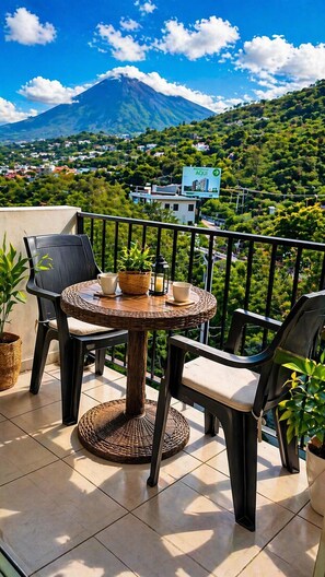 A balcony with a round table, chairs, and potted plants. - Vista Tower, Apartamento 3 hab. piscina, gym, rooftop (San Salvador)
