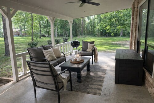 3-bedroom house in welcoming Jasper with peaceful patio to enjoy your coffee.