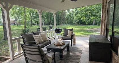 3-bedroom house in welcoming Jasper with peaceful patio to enjoy your coffee.