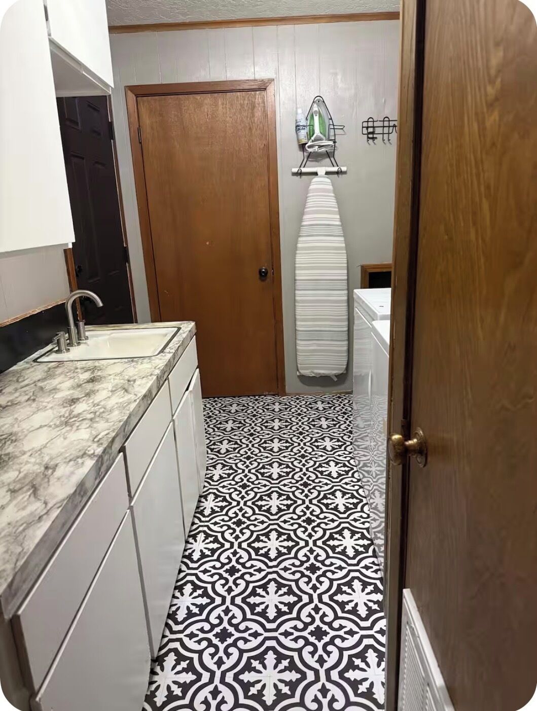 Een douche, een haardroger, handdoeken, zeep