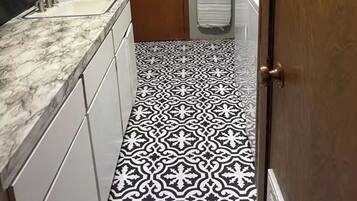 Een douche, een haardroger, handdoeken, zeep