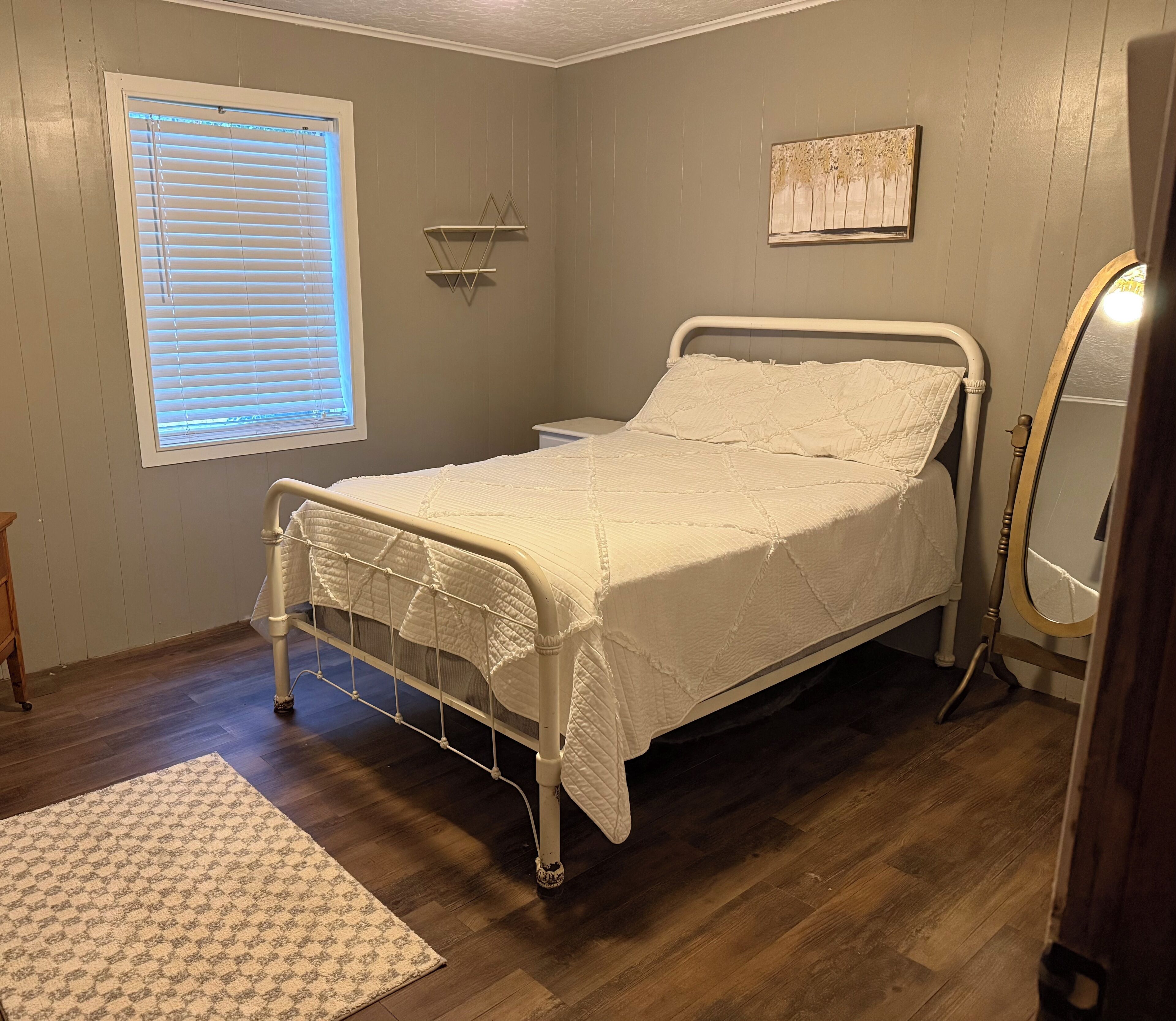 Planxa i posts de planxar, wifi i roba de llit 