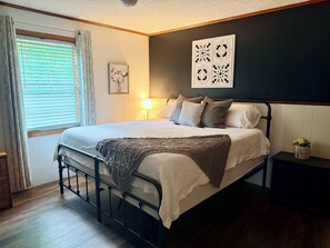 3 bedrooms, iron/ironing board, WiFi, bed sheets