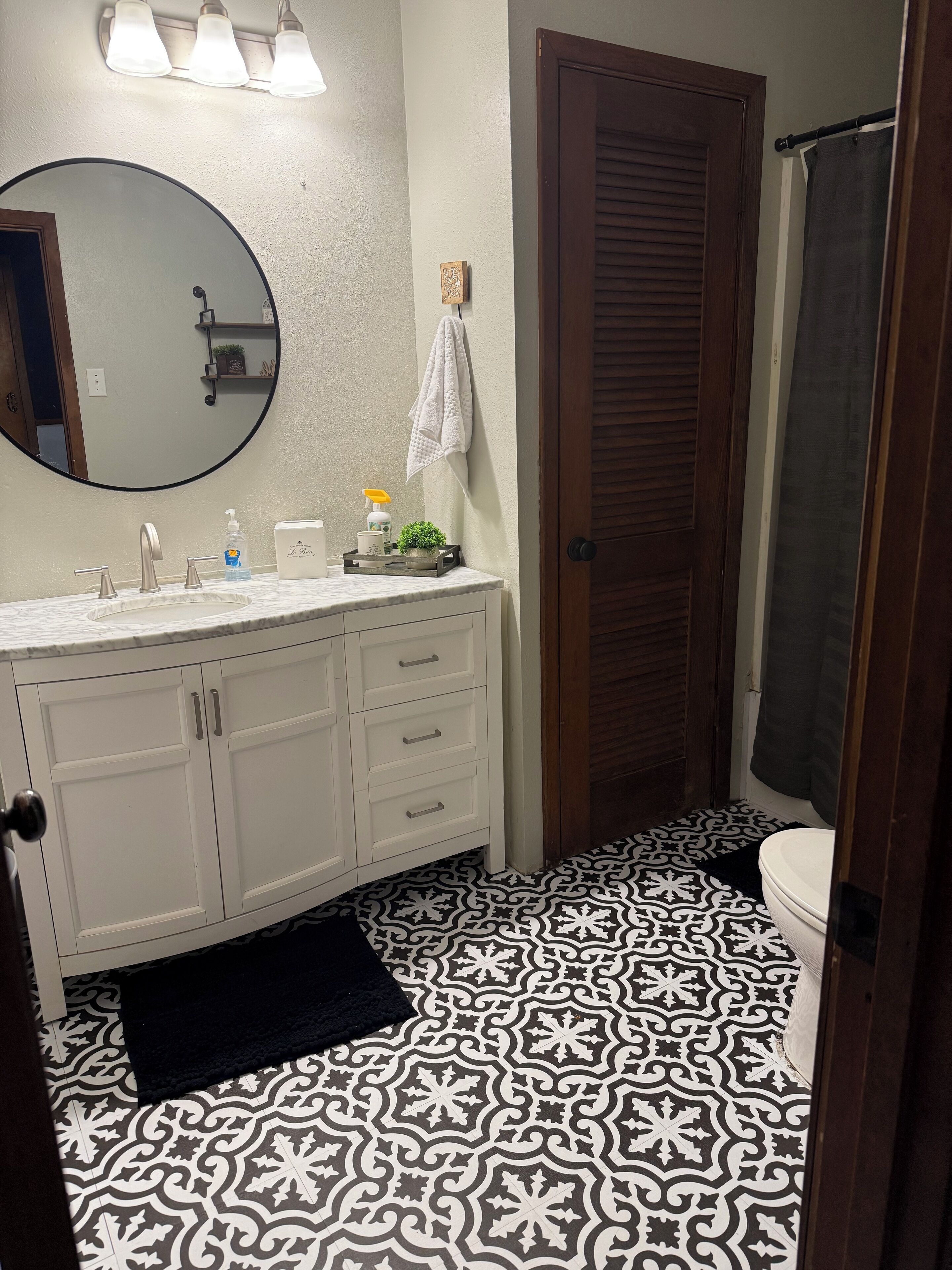 Douche, séchoir à cheveux, serviettes fournies, savon