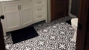 Douche, séchoir à cheveux, serviettes fournies, savon