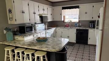 Mikrobølgeovn, ovn, kokeplater og oppvaskmaskin