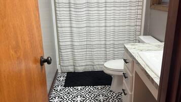 Douche, séchoir à cheveux, serviettes fournies, savon