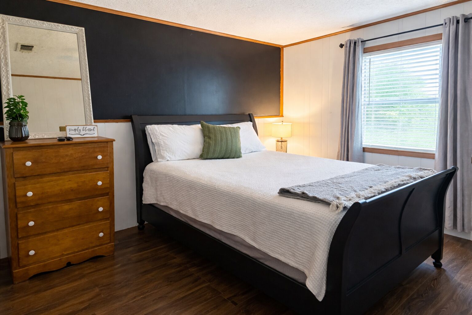 Een strijkplank/strijkijzer, wifi, beddengoed