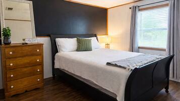 Een strijkplank/strijkijzer, wifi, beddengoed