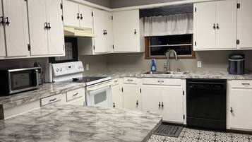 Microonde, forno, piano cottura, lavastoviglie