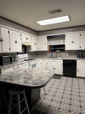 Mikrowelle, Ofen, Herdplatte, Geschirrspüler