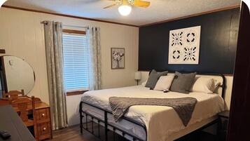 Een strijkplank/strijkijzer, wifi, beddengoed