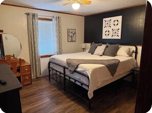 Tabla de planchar con plancha, wifi y ropa de cama 