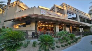 A building with a sign that reads 'B&B Villa Toscana.' - Relaxing 1-bedroom resort with AC in marvelous Las Vegas (Las Vegas)