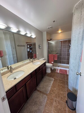 Suihku, hiustenkuivaaja, pyyhkeet, saippua